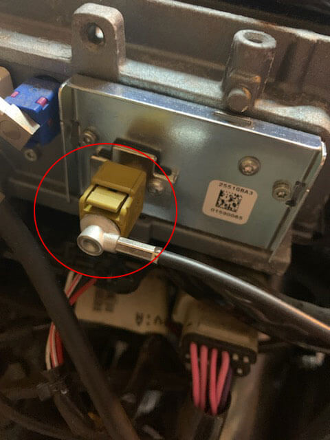 The FAKRA adapter plugs directly into the antenna port as shown.